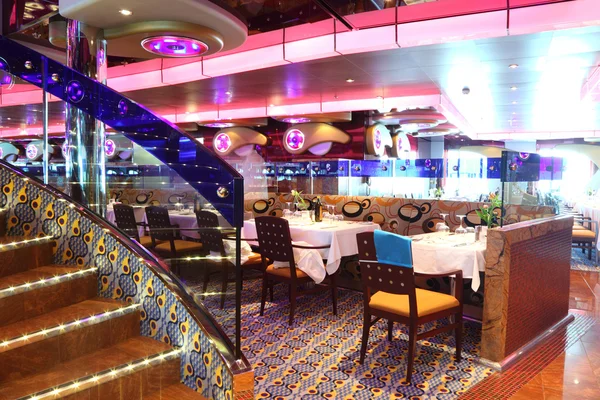 Restaurang med ljusa mångfärgade interiör och trappor allmänna — Stockfoto