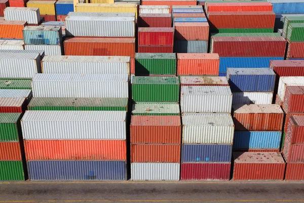 Contenedores multicolores para el transporte de carga en el buque —  Fotos de Stock