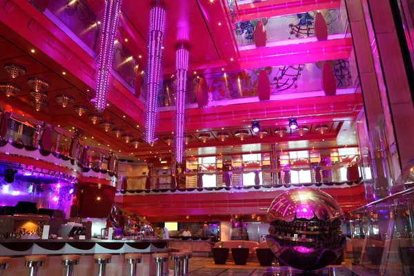 Café met heldere veelkleurige interieur, grote roze kroonluchter en b — Stockfoto