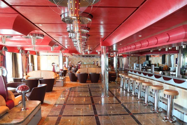 Café con interior multicolor brillante, bar y gen de celling rojo —  Fotos de Stock
