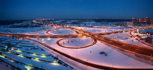 Cidade noturna de inverno com grande intercâmbio — Fotografia de Stock