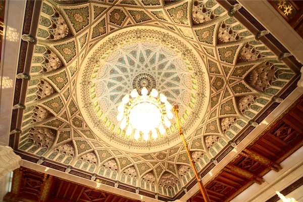 Grand mosque v Ománu luxusní interiér kopule s lustr — Stock fotografie