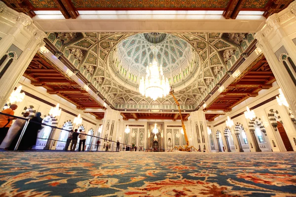 Grand mosque v Ománu celkový pohled na interiér — Stock fotografie