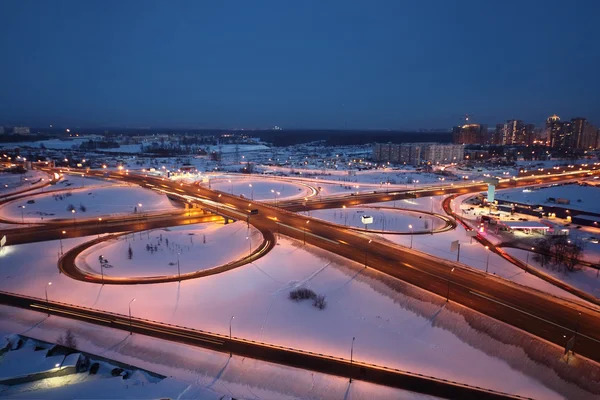 晚上冬季城市景观与大交汇处和照明的列 — 图库照片
