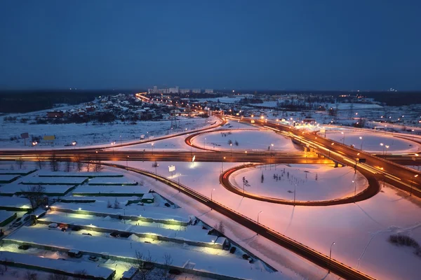晚上冬季城市景观与大交汇处，照明的列 — 图库照片
