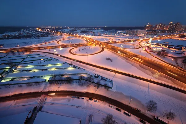 Abendliches Winterstadtbild mit großem Knotenpunkt und Beleuchtungskolumne — Stockfoto