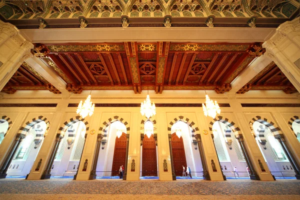 Grand mosque v Ománu luxusní interiér s oblouky a lustry — Stock fotografie