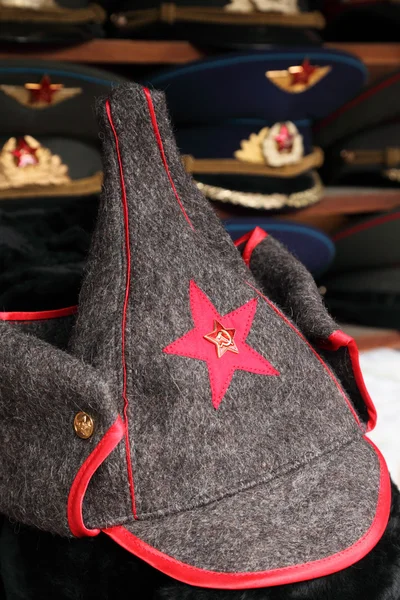Budenny sombrero uniforme Ejército Rojo con estrella roja y sombreros de policía en ba —  Fotos de Stock