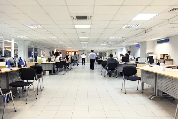 Kancelář s bílou podlahy a stropy, pracují na počítačích — Stock fotografie