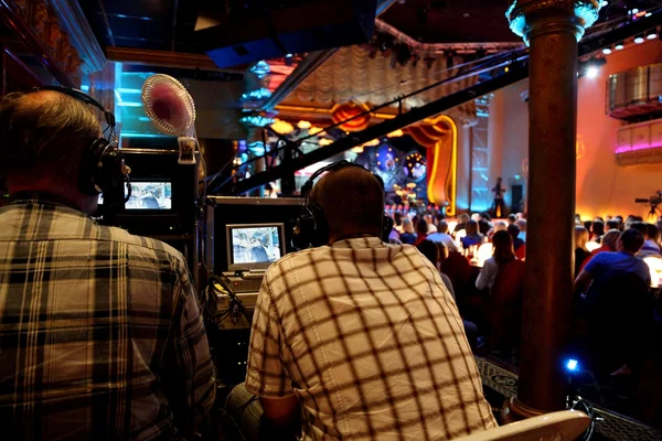 Dos operadores de vídeo que controlan la cámara en el espectáculo de rendimiento — Foto de Stock