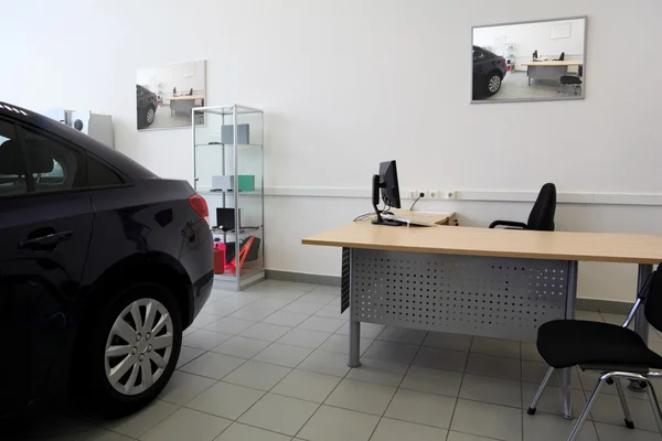 Camera di consultazione per gli acquirenti di automobili, sala con tavolo, cha — Foto Stock