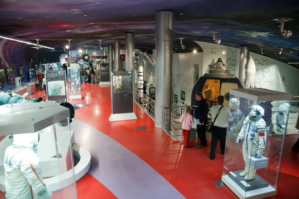Pavilhão com exposições de história da exploração espacial — Fotografia de Stock