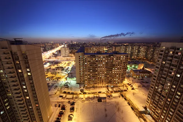 Uitzicht op de stad en werf met drie grote woning huizen, winter tim — Stockfoto