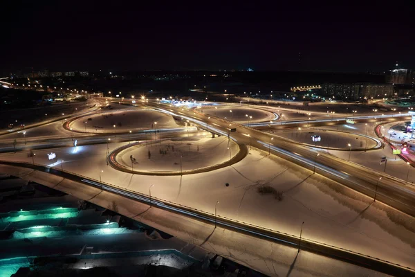 Este téli városkép a nagy interchange, Lámpaoszlopok egy — Stock Fotó