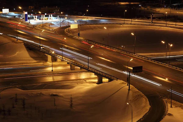 Nocna panorama zima z wielkim wymiany, Słupy oświetleniowe — Zdjęcie stockowe