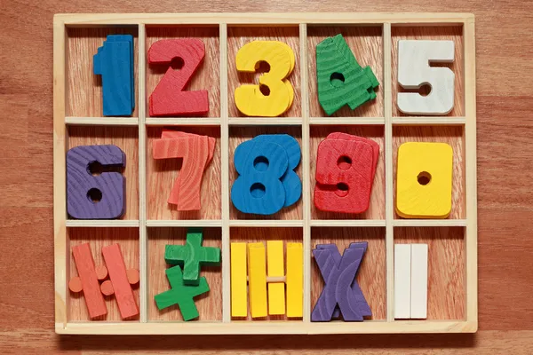 Juego de matemáticas para la edad junior con signos de madera de colores de los números —  Fotos de Stock