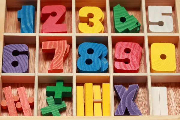 Jeu de mathématiques pour juniors avec des signes en bois colorés de nombres ho — Photo