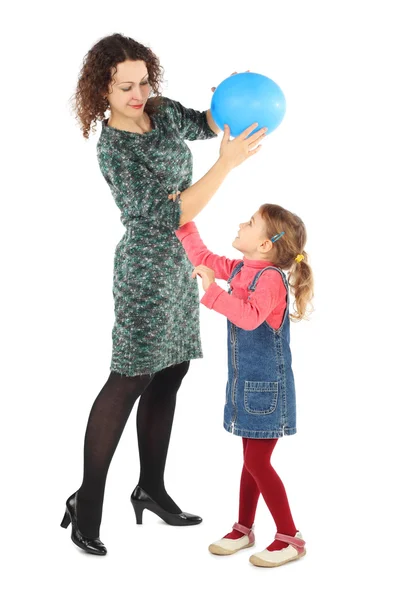 Dziewczynka i jej matka, grając z niebieskim balonem na tle — Zdjęcie stockowe