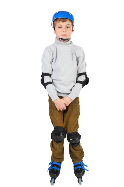 Mały chłopiec z rękami skrzyżowanymi w rolkach niebieski kask — Zdjęcie stockowe