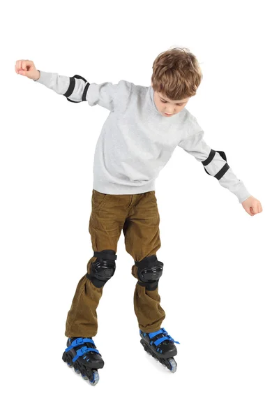 Eller yan ve rollerbladin, hareketli mavi kask içinde küçük çocuk — Stok fotoğraf