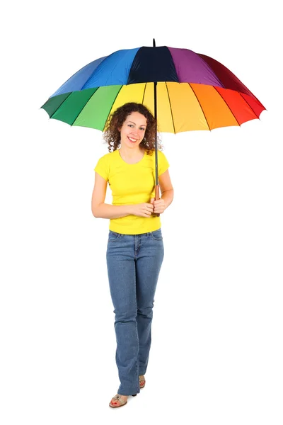 Mladá kráska žena v žluté tričko s vícebarevné deštník st — Stock fotografie