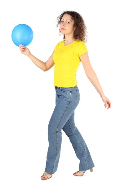Mujer atractiva joven en camisa amarilla y jeans con ballo azul —  Fotos de Stock