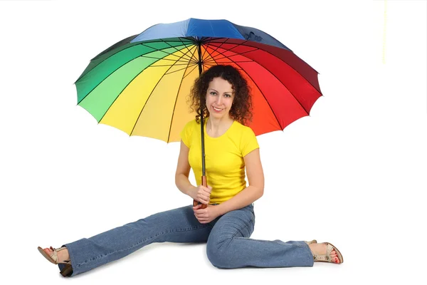 Jeune femme attrayante en chemise jaune avec parapluie multicolore — Photo