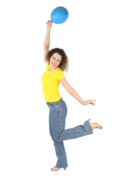 Ung attraktiv kvinna i gul skjorta och jeans med blå ballong — Stockfoto