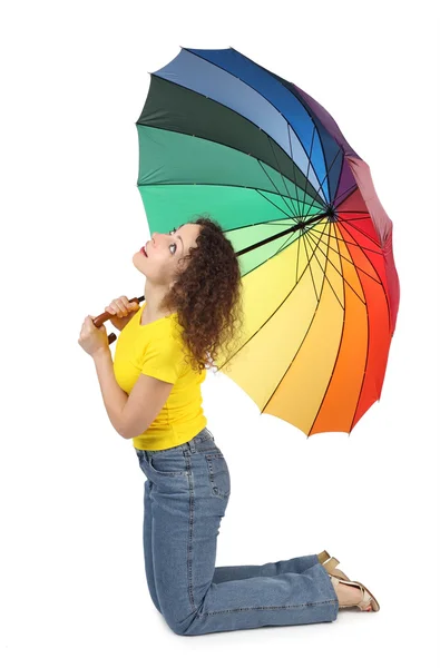 Junge attraktive Frau im gelben Hemd mit buntem Regenschirm — Stockfoto