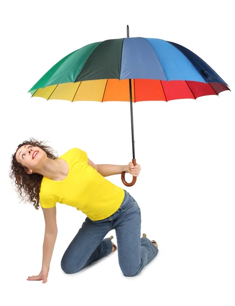 Jovem mulher atraente em camisa amarela com guarda-chuva multicolorido — Fotografia de Stock