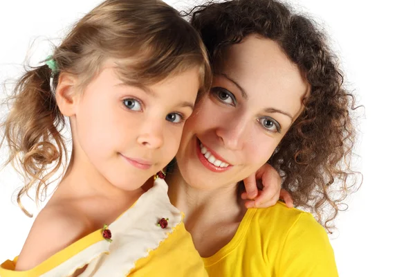 Retrato de madre e hija en vestido amarillo sonriendo y mirando —  Fotos de Stock