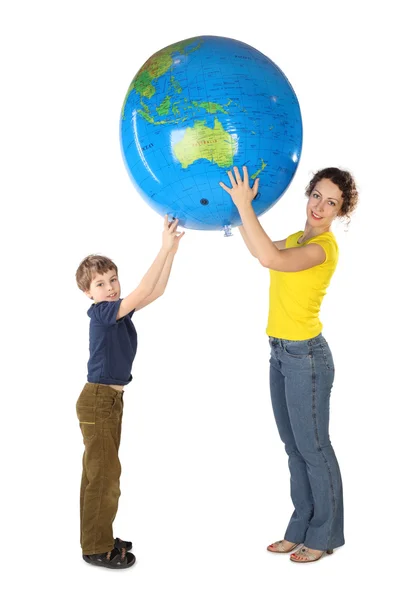母亲和儿子举行大充气地球仪和看着照相机 — 图库照片