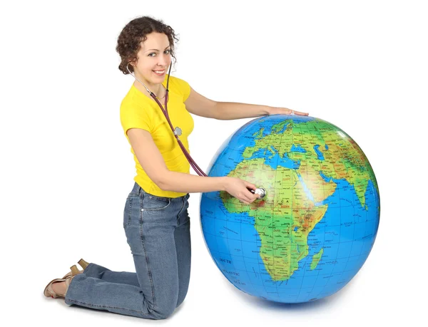 Piękna młoda kobieta z stetoskop i duży nadmuchiwany Globus, sm — Zdjęcie stockowe