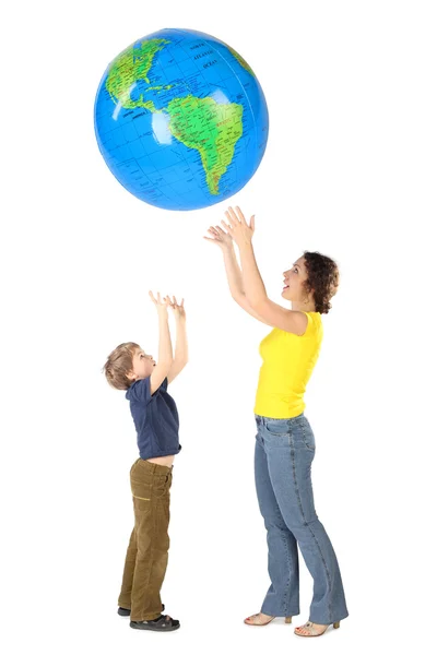 母亲和儿子吐大充气地球仪，一边查看隔离 — 图库照片