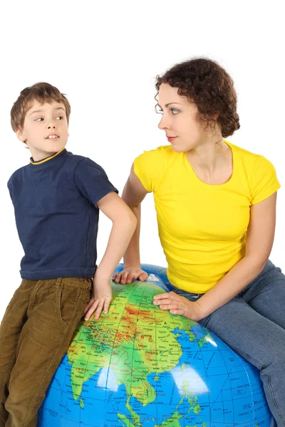Madre e figlio seduti su un grande globo gonfiabile e guardando a ea — Foto Stock