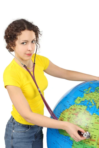 Jeune femme de beauté avec stéthoscope et grand globe gonflable, ha — Photo