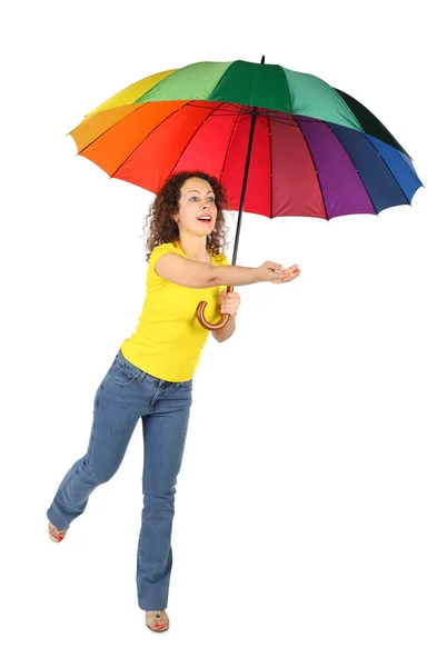 Jovem mulher de beleza em camisa amarela com guarda-chuva multicolorido ju — Fotografia de Stock