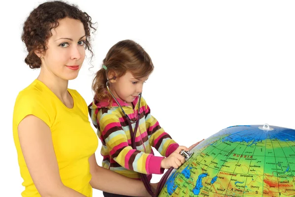 Matka i dziewczynka z stetoskop i duży nadmuchiwany Globus — Zdjęcie stockowe
