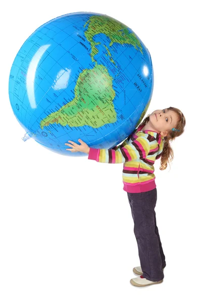 Petite fille debout et tenant grand globe gonflable sur son h — Photo