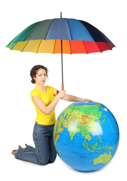 Skönhet kvinna sitter och innehar paraply under stora uppblåsbara g — Stockfoto