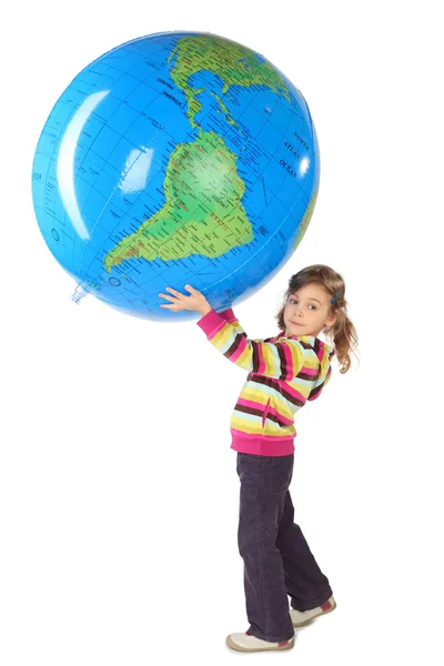 小女孩站在和她 h 举行大充气地球仪 — 图库照片
