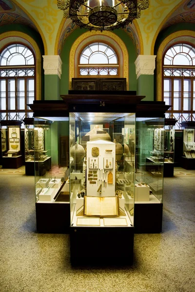 Музейные экспонаты древних реликвий в стеклянных футлярах против большой победы — стоковое фото