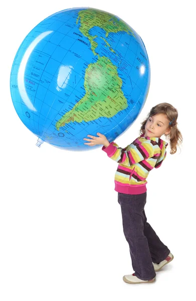 Menina de pé e segurando grande globo inflável sobre sua h — Fotografia de Stock