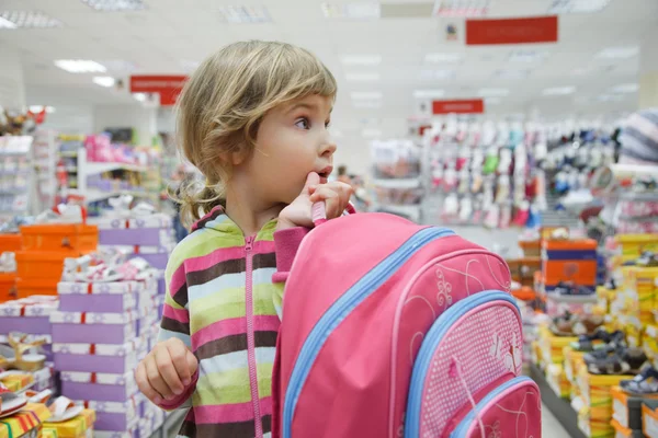 Маленька дівчинка в супермаркеті сама — стокове фото