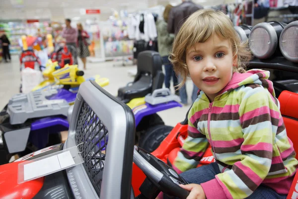 Маленька дівчинка в супермаркеті сама — стокове фото