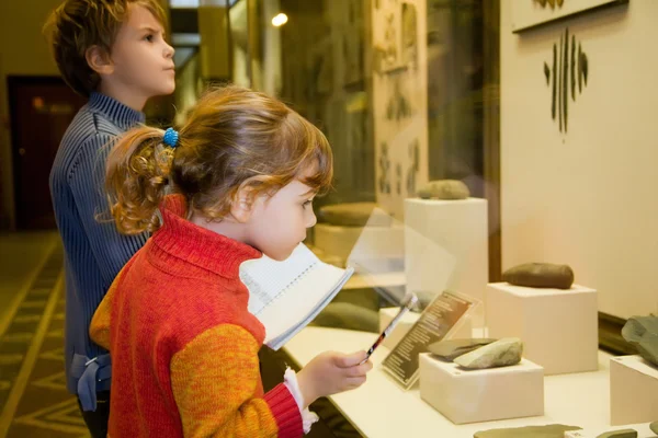 Мальчик и девочка на экскурсии в историческом музее рядом с выставкой — стоковое фото