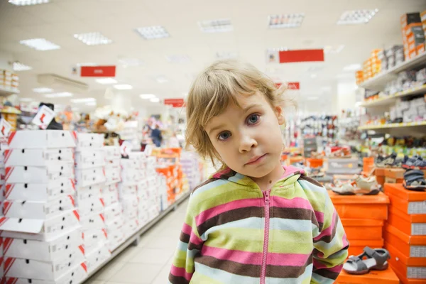 Süpermarkette yalnız küçük kız — Stok fotoğraf
