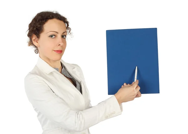Молодая красавица в деловом платье, указывающая на синюю папку — стоковое фото