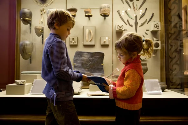 Menino e menina em excursão no museu histórico perto da exposição — Fotografia de Stock