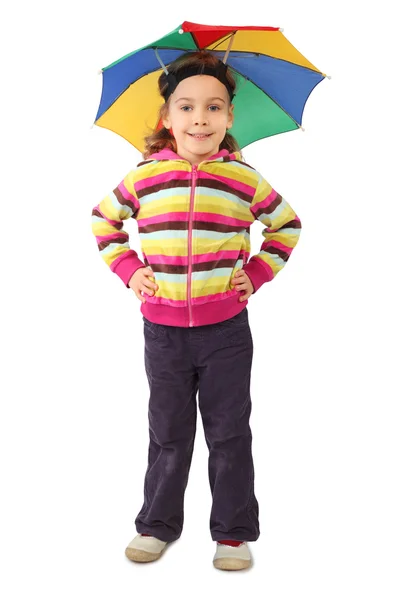 Klein meisje in paraplu hoed permanent en lacht, kijken naar cam — Stockfoto